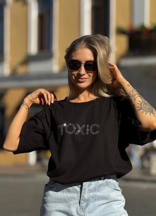 Футболка с блестящей надписью toxic