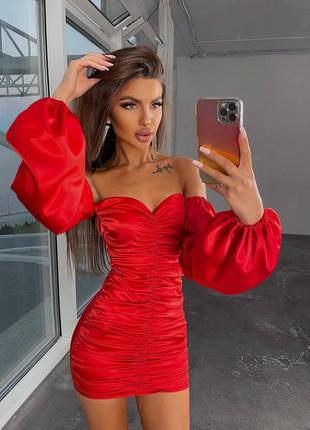 Атласна сукня з драпіруванням