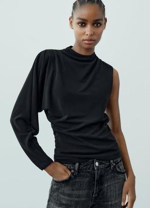 Топ с рукавом на одно плечо zara, стильная блуза, черная блуза с одним рукавом, топ с одним рукавом, топ под шею с рукавом, топ зара на одно плечо