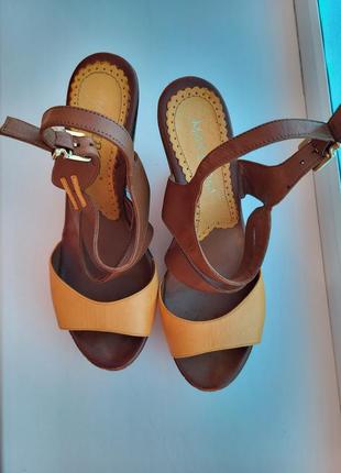 Жіночі,шкіряні босоніжки.