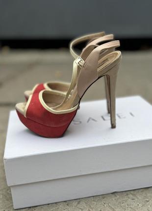 Босоножки на шпильках