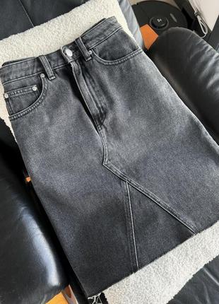 Юбка миди джинсовая графитовая с необработанным краем4 фото