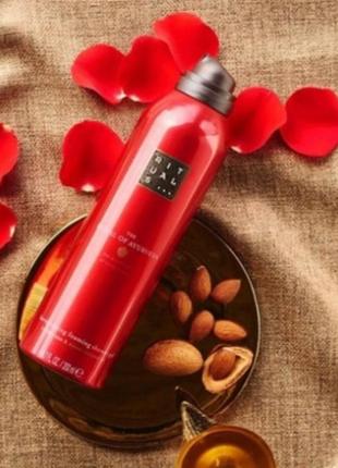 Гель для душу з ароматом троянди та мигдального масла rituals ayurveda foaming shower gel