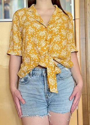 Горчичная блузка в цветы