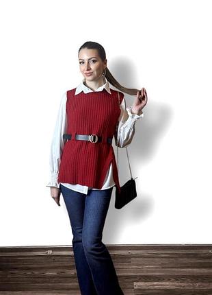 Белая рубашка с красной жилеткой