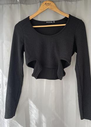 Чорний лонгслів з розрізами prettylittlething