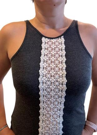 Р. 42/44/xs-s стильная женская майка серого цвета с изящной кружевной вставкой посередине
