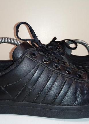 Брендовые кожаные кроссовки adidas.