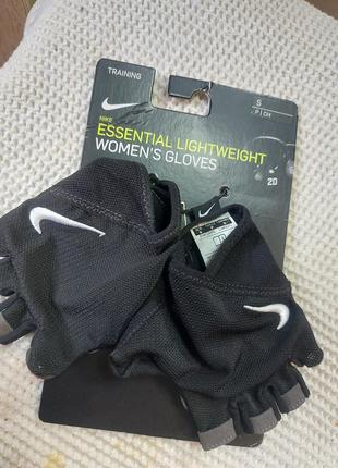 Женские перчатки для фитнеса nike gym essential с принтом - черно-белые 010