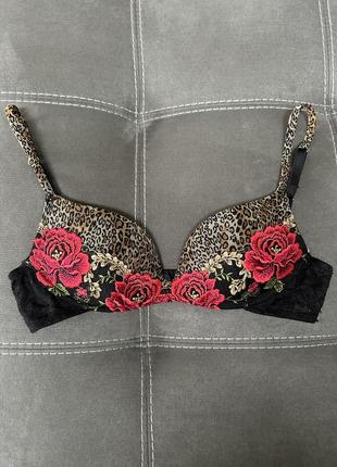 Intimissimi черного цвета со вставками анималье и красным кружевом!!❤️