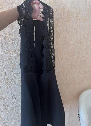 Черное короткое платье с кружевом и открытой спиной4 фото