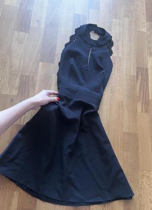 Черное короткое платье с кружевом и открытой спиной10 фото