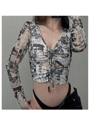 Актуальный сетчатый лонгслив, топ с рукавом, вырезы, кофта, принт газета, стильный, модный, трендовый.