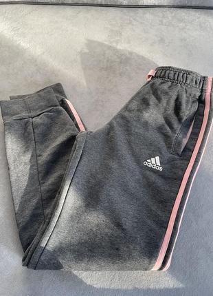 Спортивные штаны в стиле adidas