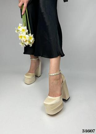 Шикарные женские туфли на высоком массивном каблуке6 фото