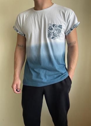 Стильна футболка cedar wood state градієнт, бандана, з кишенею. блакитна, біла, синя