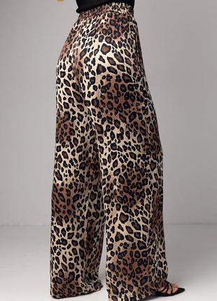 Атласные брюки на резинке с леопардовым принтом2 фото
