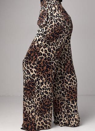 Атласные брюки на резинке с леопардовым принтом5 фото