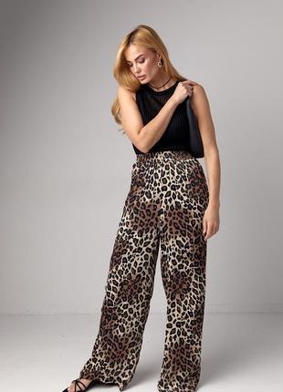 Атласные брюки на резинке с леопардовым принтом6 фото