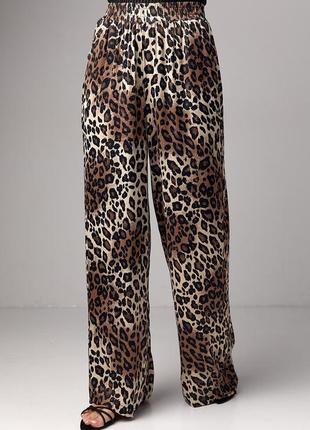Атласные брюки на резинке с леопардовым принтом1 фото