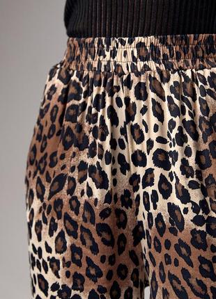 Атласные брюки на резинке с леопардовым принтом7 фото