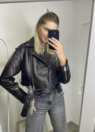 Косуха зара zara шоколадного цвета коричневая кожаная куртка укороченная кожанка