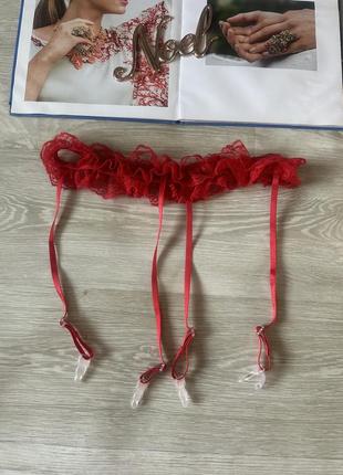 Красный пояс для чулок