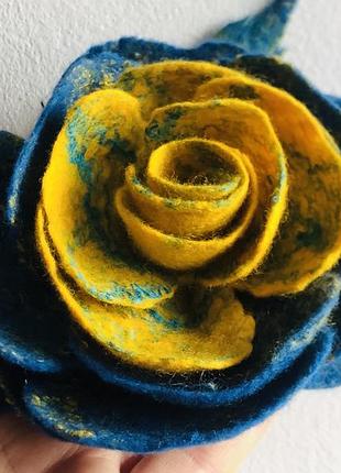 Брошка троянда