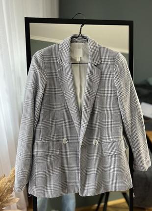 Голубо белый пиджак в клетку h&m