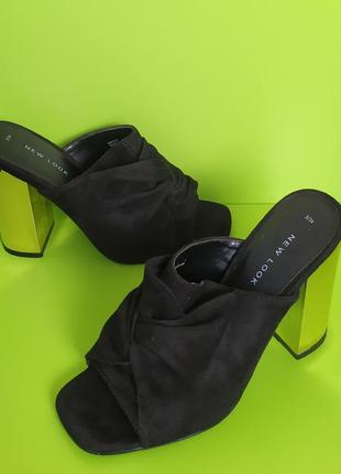 Чёрные босоножки шлёпанцы мюли золотистый каблук, 36