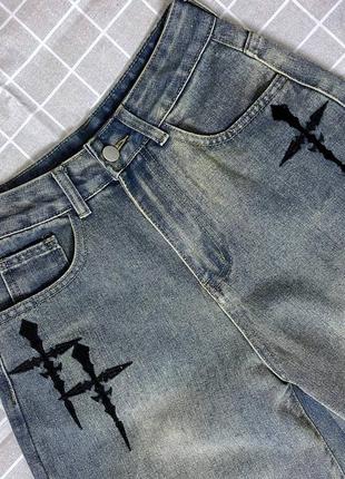Готические широкие y2k джинсы с вышитыми крестами на высокой посадке в трендовом «грязном» цвете9 фото