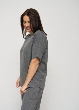 Комплект женский с брюками и футболкой в рубчик 476013 фото
