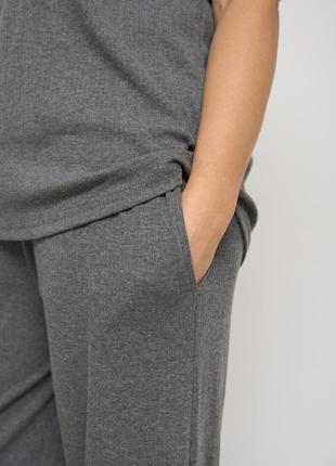 Комплект женский с брюками и футболкой в рубчик 476016 фото