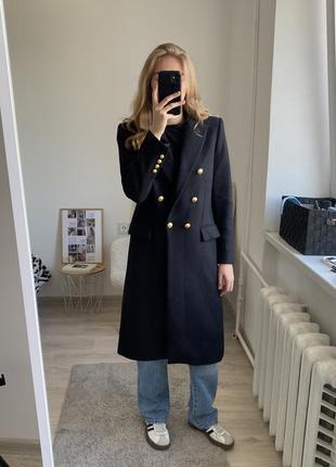 Чорне шерстяне пальто із золотими ґудзиками zara mantego