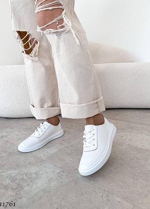 Білі мокасини