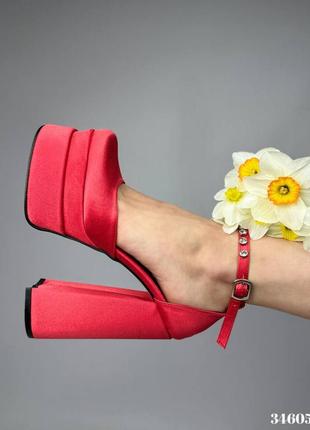 Шикарні жіночі туфлі на високому масивному каблучку10 фото