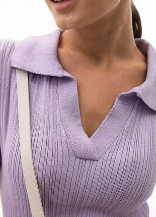 Приталенное вязаное платье фиолетовое с короткими рукавами и воротником-поло2 фото
