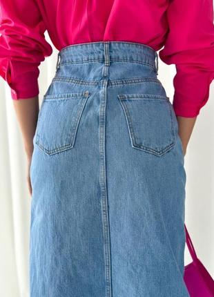 Женская джинсовая юбка-миди с разрезом3 фото