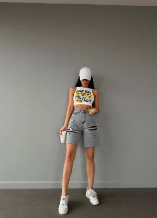 Женские джинсовые шорты бермуды серого цвета5 фото