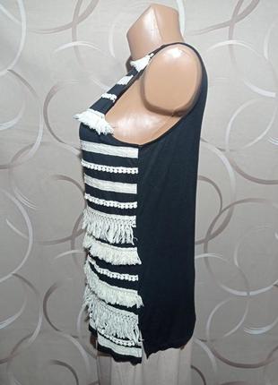 Майка в рустикальном стиле декорирована бахромой и кружевом, черного цвета с белой отделкой4 фото