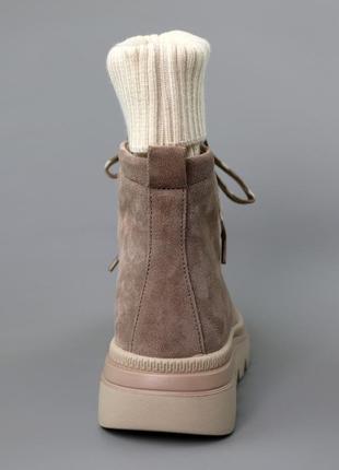 Теплі зручні бежеві жіночі черевики сноубутси замшеві з хутром на тракторній підошві,...