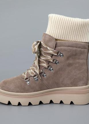 Теплі зручні бежеві жіночі черевики сноубутси замшеві з хутром на тракторній підошві,...