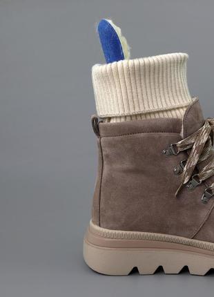 Теплі зручні бежеві жіночі черевики сноубутси замшеві з хутром на тракторній підошві,...