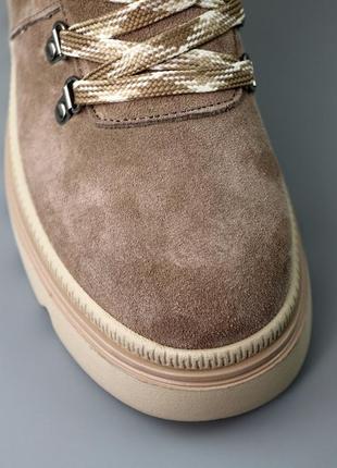 Теплі зручні бежеві жіночі черевики сноубутси замшеві з хутром на тракторній підошві,...