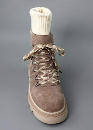 Теплі зручні бежеві жіночі черевики сноубутси замшеві з хутром на тракторній підошві,...