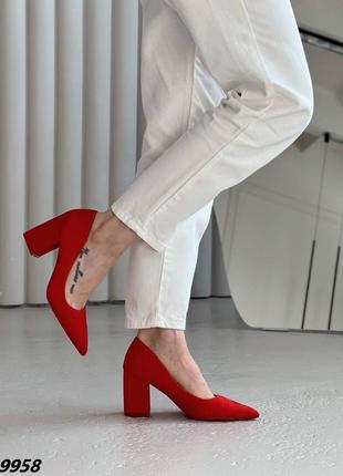 Класичні жіночі туфлі на широкому каблучку8 фото
