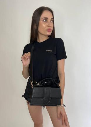 Чорна маленька жіноча сумка-кросбоді з ручкою та довгим ременем8 фото