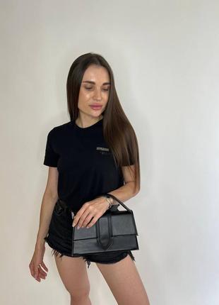 Чорна маленька жіноча сумка-кросбоді з ручкою та довгим ременем7 фото
