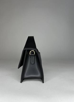 Чорна маленька жіноча сумка-кросбоді з ручкою та довгим ременем3 фото