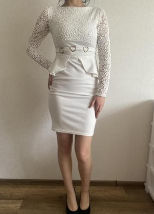 Біла елегантна сукня